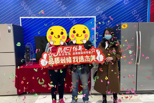 業(yè)主說在后期的顏色搭配中，還需要我們多多思考和配合，顏色的整體考慮以及在裝修中的細(xì)節(jié)考慮！那我們杰美裝飾想在這里說對于后期中每一個小問題，我們都將匯報給業(yè)主的。我們現(xiàn)在看到整體的效果，非常喜歡，我和我先生喜歡這樣的簡約要素，非常好，線條的美...